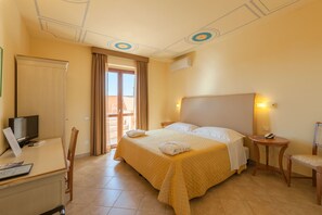 Classic-værelse med dobbeltseng eller 2 enkeltsenge | Minibar, pengeskab på værelset, skrivebord, lydisolering