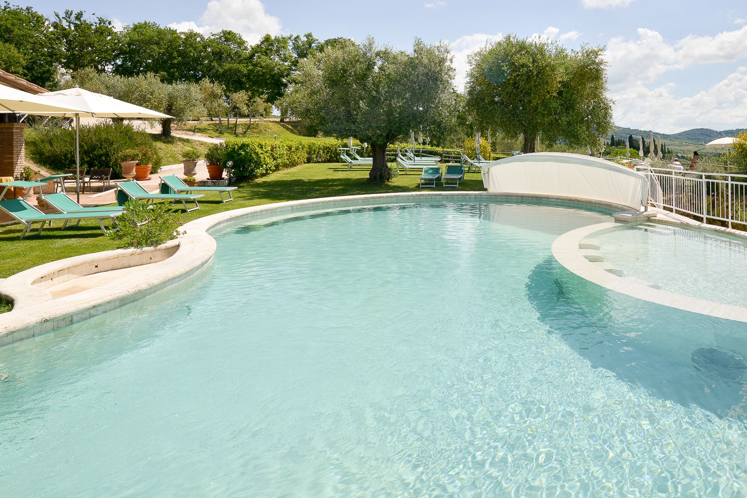 outdoor pool, open 9:00 am to 7:00 pm, pool loungers