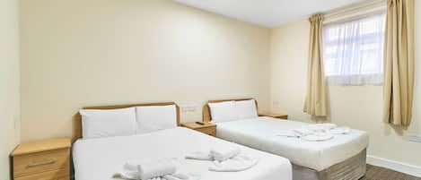 Meja, ruang kerja komputer riba, seterika/papan seterika, Wi-fi percuma