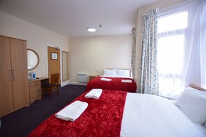 Desk, laptop workspace, iron/ironing board, free WiFi - Woodlands Lodge Ilford (Ilford)