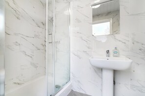 Douche, serviettes fournies, savon, shampooing
