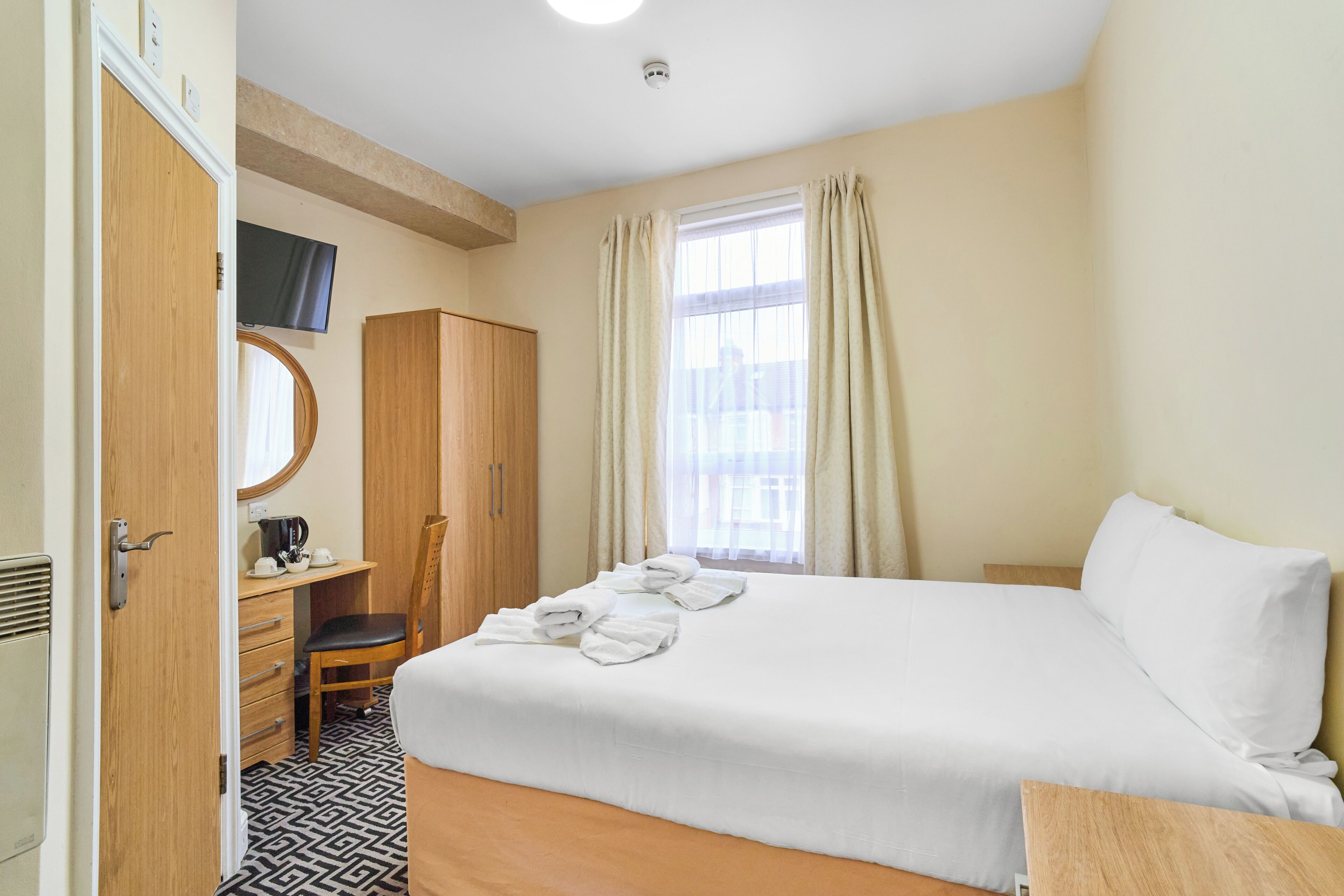 Double Room, 1 Double Bed, Ensuite | Desk, laptop workspace, iron/ironing board, WiFi (free)