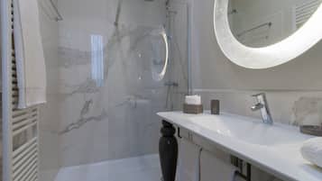 Deluxe Twin Room, 2 Single Beds | Bathroom | Shower, free toiletries, hair dryer, bidet