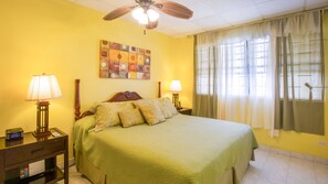 1 غرفة نوم وأغطية فراش متميزة وخزنة داخل الغرفة ومكتب