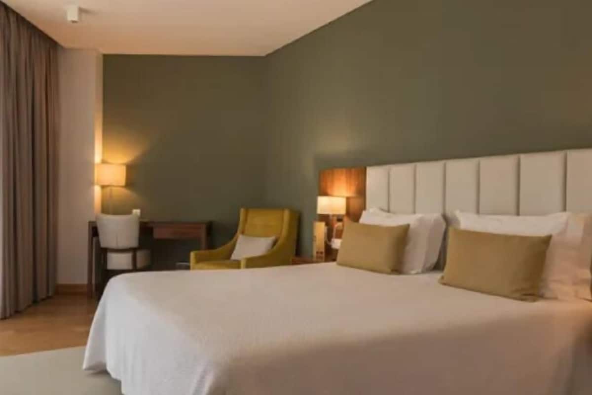 In-room safe, desk, soundproofing, free WiFi