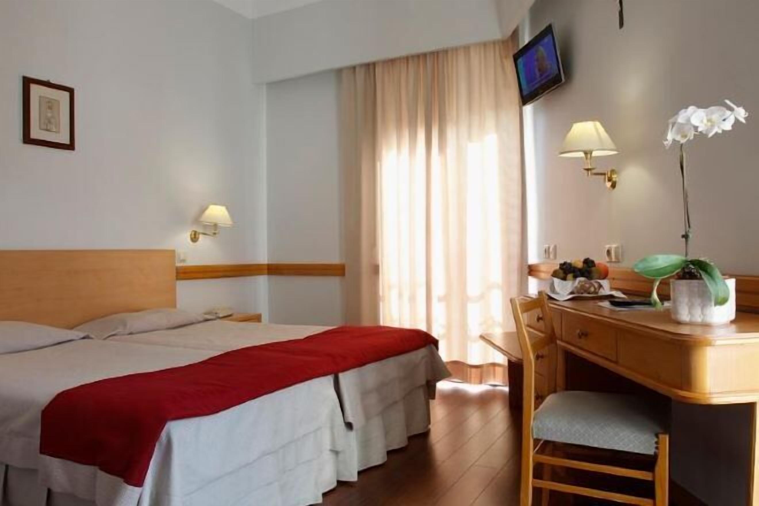 Safe på rommet, skrivebord, lydisolert og wi-fi (inkludert)