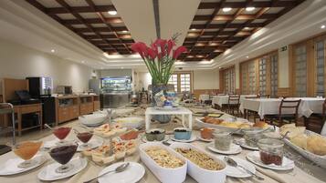 Petit déjeuner buffet servi tous les jours en supplément