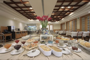 Desayuno buffet todos los días (con cargo)