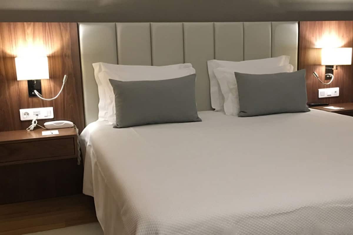 premium double room | 1 bedroom, in-room safe, desk, soundproofing