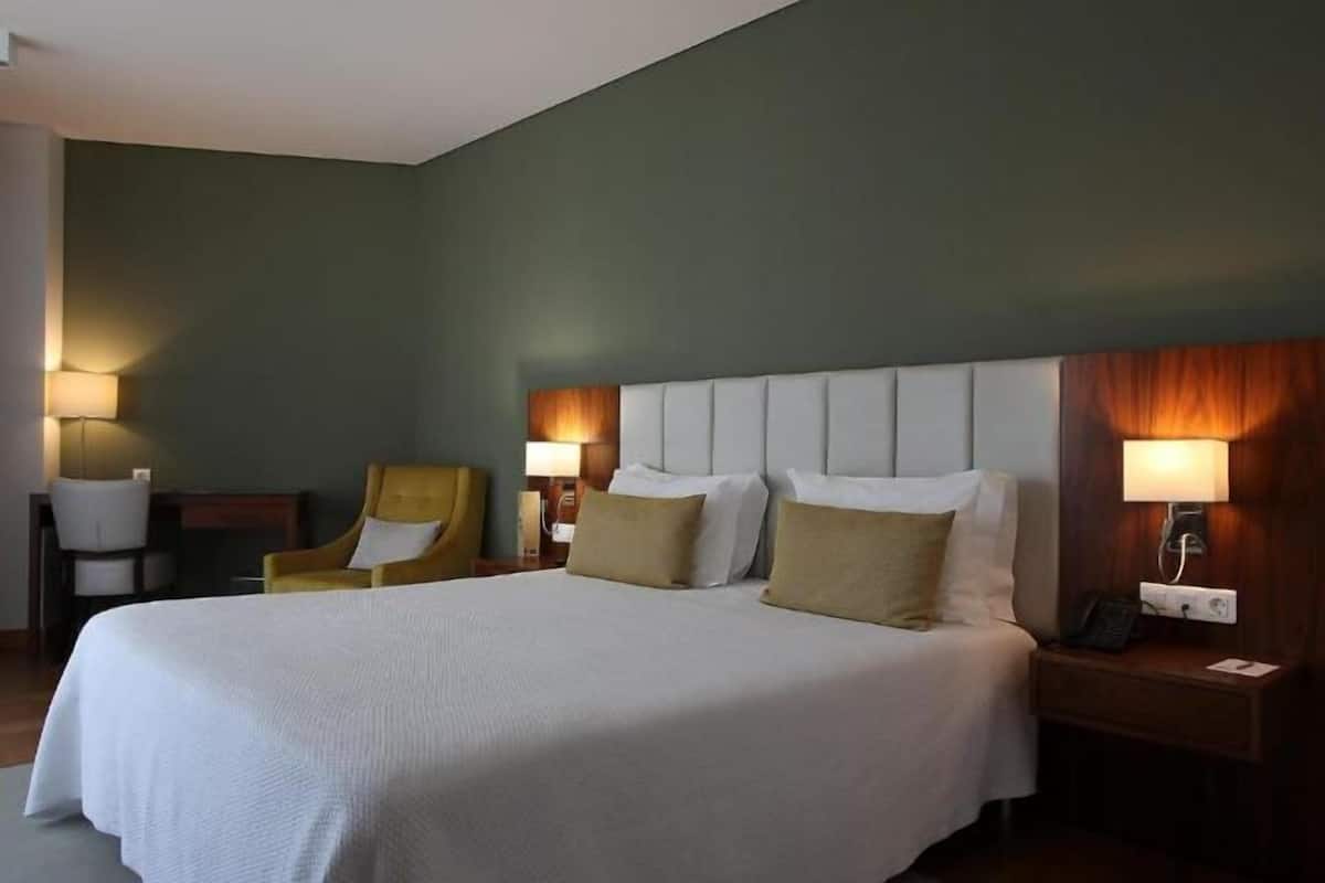 In-room safe, desk, soundproofing, free WiFi
