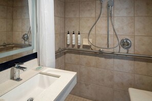Ducha y bañera combinadas y artículos de higiene personal gratuitos