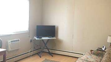 Economy Room, 1 Queen Bed, Kitchenette | Living area