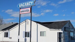 A Bluebird Motel with a 'VACANCY' sign. - Bluebird Motel (Innisfail)