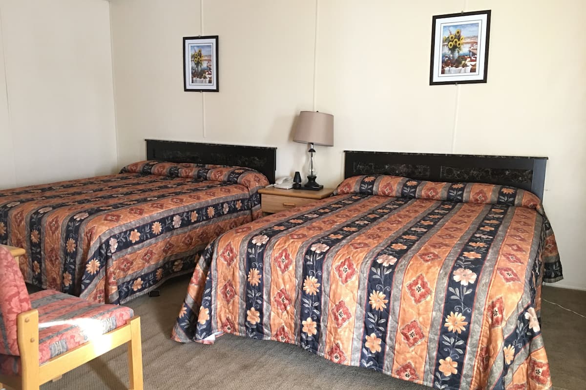 Chambre économique double, 2 grands lits | Bureau, accÚs au Wi-Fi (inclus)