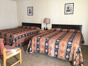 Desk, free WiFi - Bluebird Motel (Innisfail)