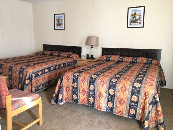 Economy dubbelrum - 2 queensize-sängar | Skrivbord och gratis wi-fi