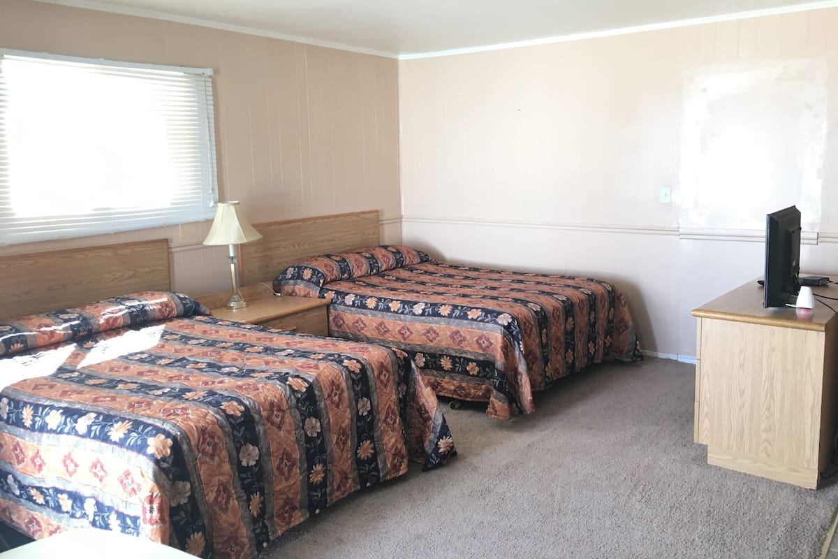 Chambre économique double, 2 grands lits, cuisinette | Bureau, accès au Wi-Fi (inclus)