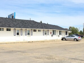 Free self-parking - Bluebird Motel (Innisfail)