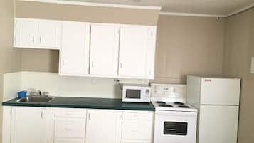 Economy Room, 1 Queen Bed, Kitchenette | Private kitchen | Fridge, microwave, coffee/tea maker