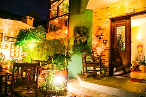 Fassade der Unterkunft – Abend/Nacht