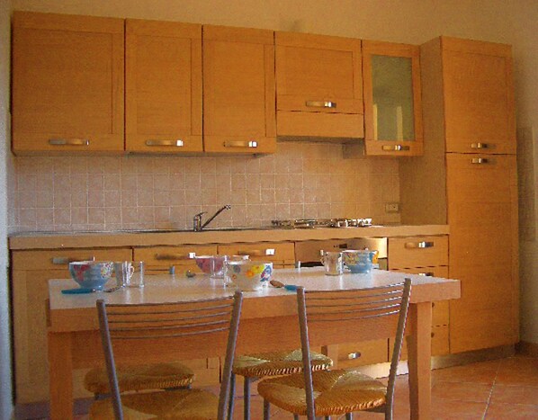 Apartment, 2 Schlafzimmer | Eigene Küche | Großer Kühlschrank, Ofen, Herdplatte, Kochgeschirr/Geschirr/Besteck