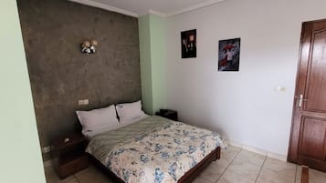 Escritorio, cortinas blackout, sistema de insonorización y wifi gratis