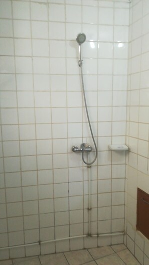 Shower, towels - Felydac Hotel (Yaoundé)