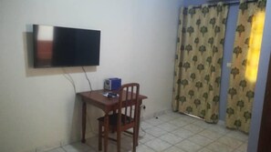 Bureau, rideaux occultants, chambres insonorisées, Wi-Fi gratuit