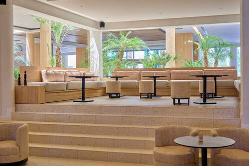 3 bars/lounges, lobby lounge
