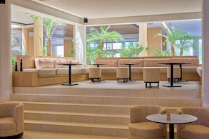 2 bares/lounges, bar ao lado da piscina