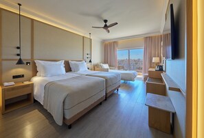 Habitación familiar | Ropa de cama hipoalergénica, caja fuerte, escritorio