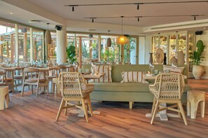 2 restaurants, serveren ontbijt, diner, internationale gerechten