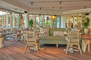 2 间餐厅，供应早餐和晚餐，国际美食