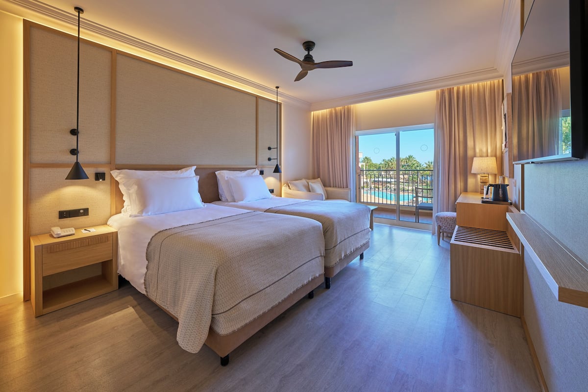 Adults Only Sea View | Hypo-allergenic bedding, in-room safe, desk, iron/ironing board