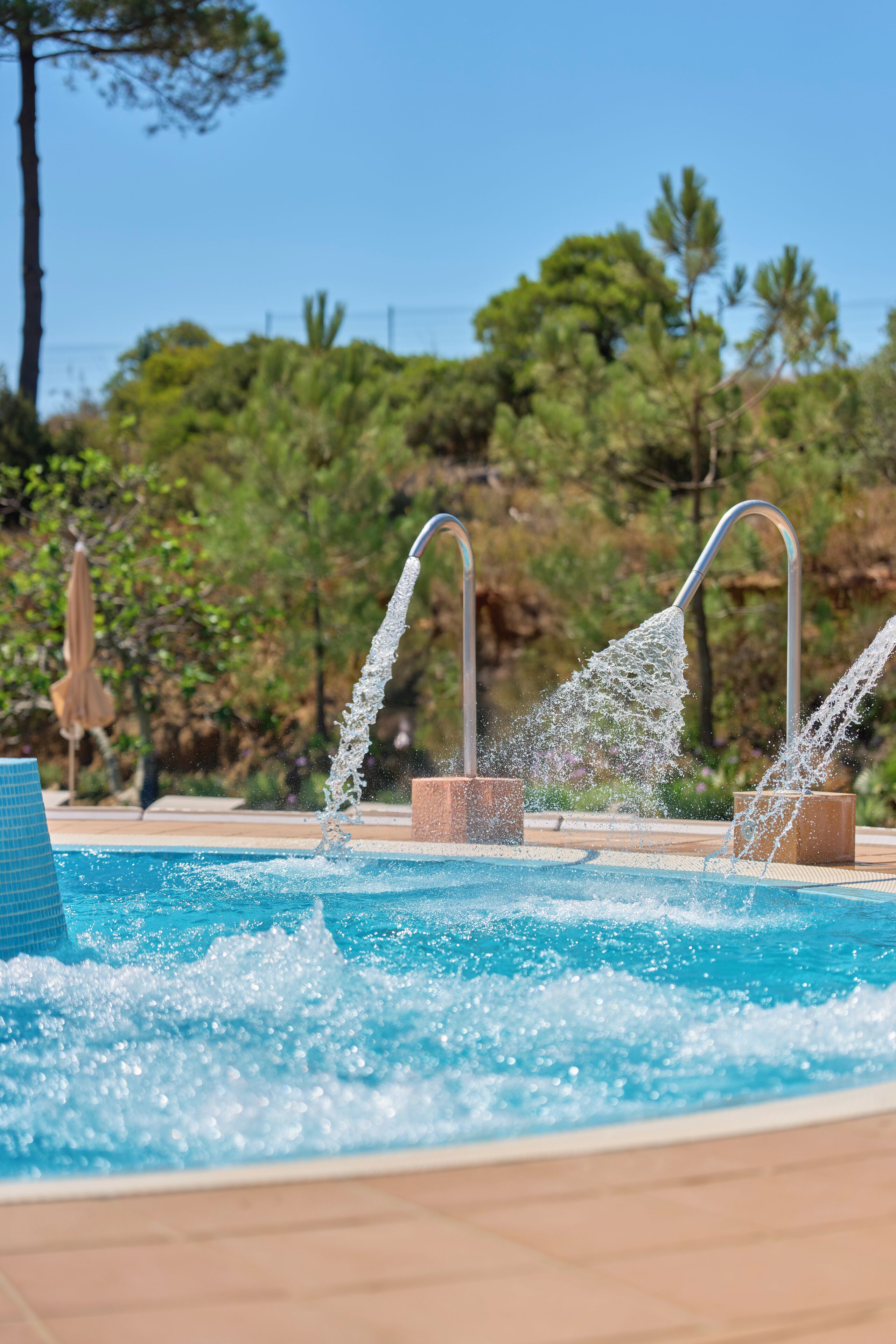 Una piscina techada, 2 piscinas al aire libre, sombrillas