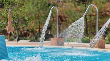Una piscina techada, 2 piscinas al aire libre, sombrillas