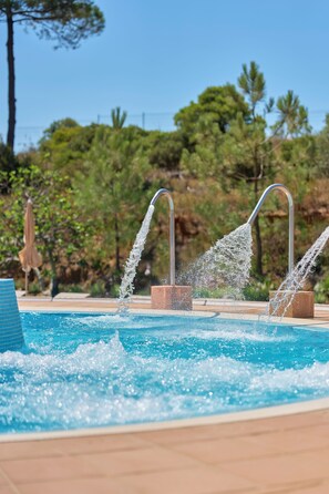 Una piscina cubierta, 2 piscinas al aire libre, sombrillas, tumbonas