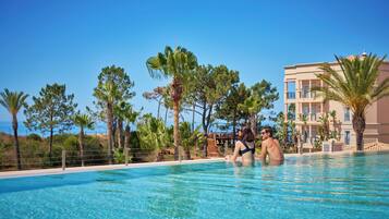 Una piscina techada, 2 piscinas al aire libre, sombrillas