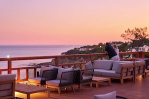 2 bares/lounges, bar ao lado da piscina