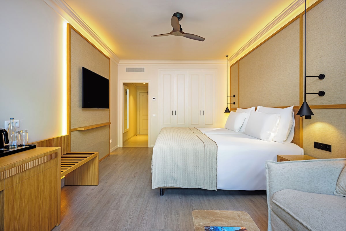 Hypo-allergenic bedding available, in-room safe, desk