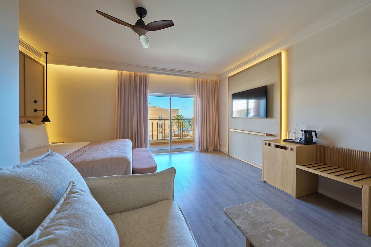 Superior Room, Partial Sea View | Hypo-allergenic bedding available, in-room safe, desk