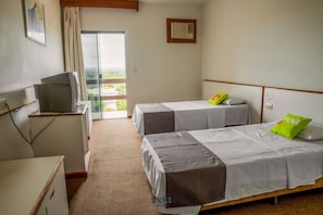 Minibar, caja de seguridad en la habitación y decoración personalizada