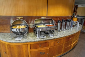 Se sirven almuerzos y cenas, cocina brasileña