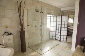 Grand Double Room | Bathroom | Hair dryer - Misty Blue Bed and Breakfast (Bluff)