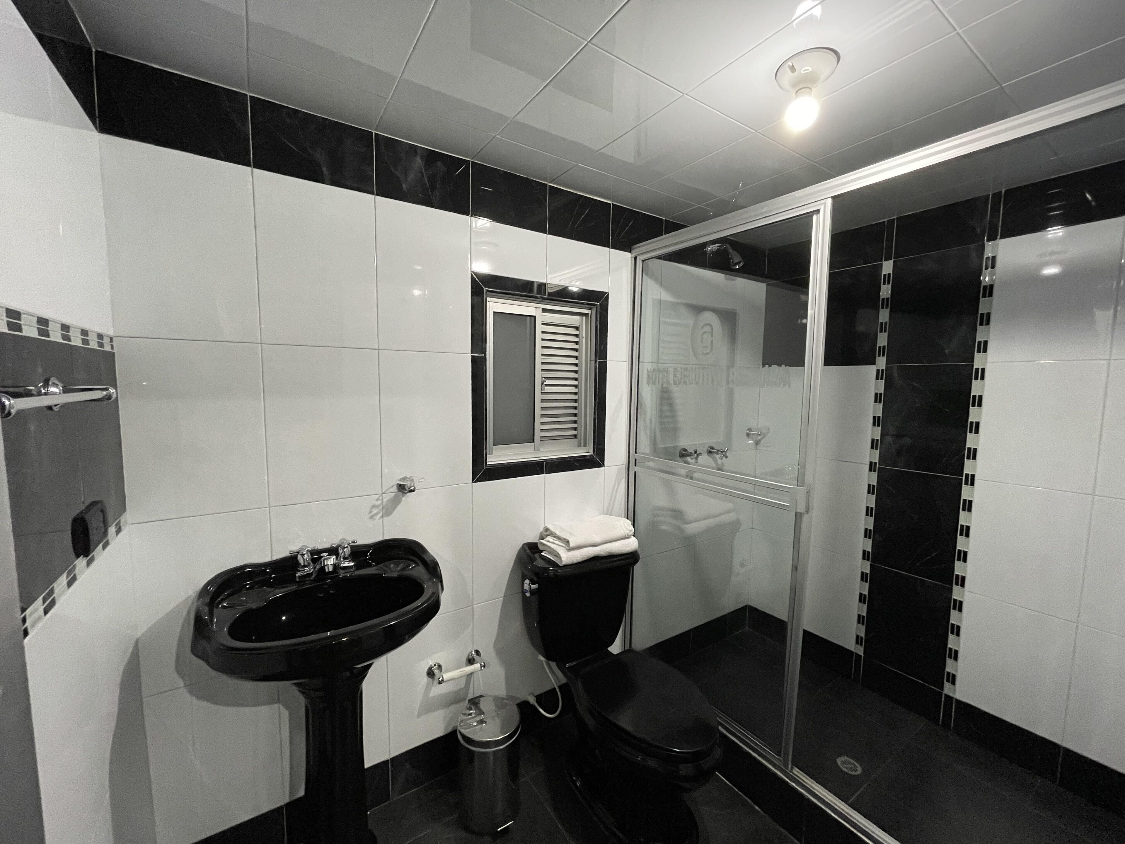 standard double room | bathroom | shower, free toiletries, towels