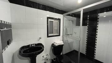 Quarto casal standard | Banheiro | Chuveiro, produtos de toalete grátis, toalhas de banho