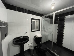 Kamar Double Standar | Kamar mandi | Shower, perlengkapan mandi gratis,  dan handuk