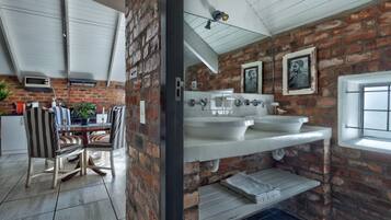 Penthouse, 1 Tempat Tidur Double | Kamar mandi | Perlengkapan mandi gratis, pengering rambut, jubah mandi, dan handuk