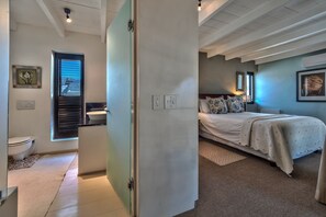 Penthouse, 1 habitación | Baño | Amenidades de baño gratuitas, secadora de cabello, batas, toallas