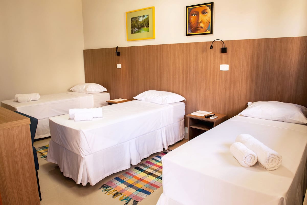 Een minibar, verduisterende gordijnen, gratis wifi, beddengoed